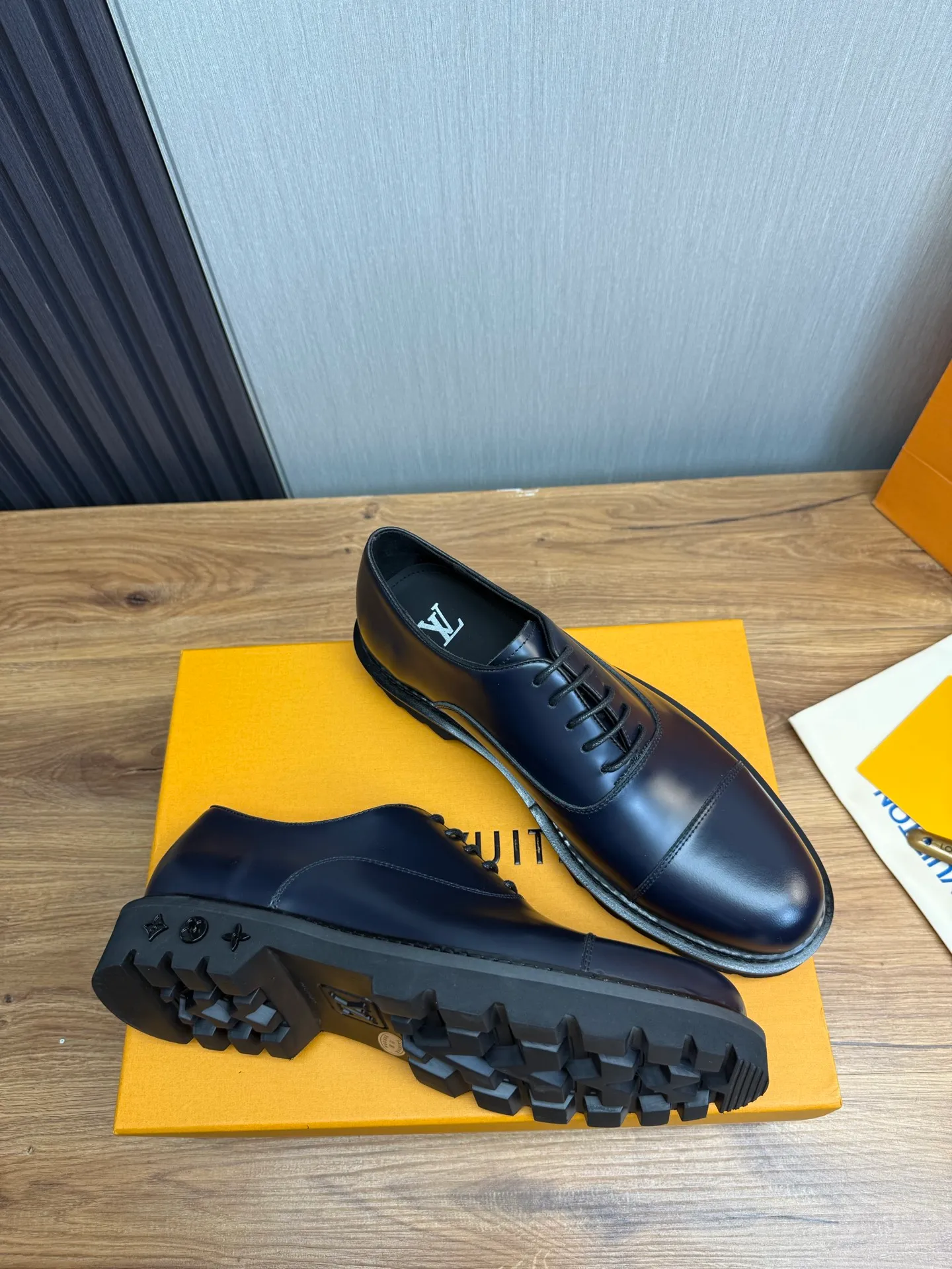 Men's shoes 💰900💰 LV. Men's casual lace-up leather shoes, the latest hot style 🔥 1:1 original purchase quality, top quality goods ⬆️The upper is imported open-edge beaded cowhide, cowhide, and cow suede. The hand-made three-dimensional stitching highlights the round toe design. The inner foot pads are all imported cowhide, with the original wear-resistant foam outsole, matching code 39-44, (38, 45 custom-made, non-refundable)